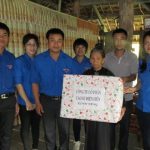 Đoàn cơ sở Công ty CS Điện Biên: Tặng 5 suất quà cho gia đình chính sách