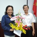 Trao sổ hưu cho bà Võ Thị Cưng