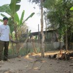 Công nhân nuôi gà ta tăng thu nhập