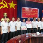 Trao 24 phần quà cho CNLĐ ở Lào, Campuchia