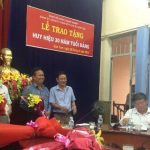 Đảng bộ Cao su Kon Tum: Trao huy hiệu 30 năm tuổi Đảng cho 2 Đảng viên