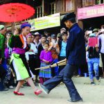 Khèn Mông xuống chợ