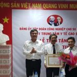 Trao huy hiệu 30 năm tuổi Đảng cho bác sĩ Nguyễn Quang Minh