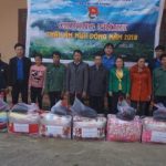 Đoàn Thanh niên Cao su Lai Châu II trao chăn ấm cho đoàn viên