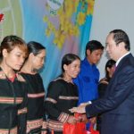 Chủ tịch nước Trần Đại Quang thăm và tặng quà cho 200 công nhân cao su