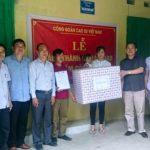 Trao 20 suất quà cho công nhân Cao su Điện Biên
