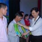 Tặng 30 suất quà cho công nhân Cao su Kon Tum