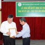 Trao sổ hưu cho ông Võ Sỹ Lực
