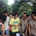 Niềm vui ngày nhận lương của công nhân cao su Việt - Lào