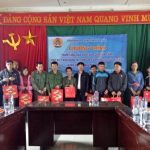 Tặng 10 suất quà cho CBCNV Cao su Lai Châu