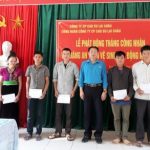 Cao su Lai Châu trao 18 suất quà cho công nhân