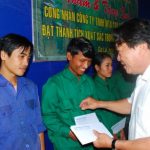 Khen thưởng 11 công nhân Cao su Mang Yang