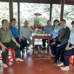 Cao su Lộc Ninh thăm, tặng quà đảng viên