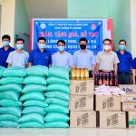 Đoàn Thanh niên Cao su Mang Yang tặng quà hỗ trợ chống dịch Covid