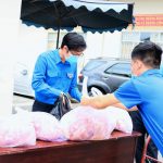 Đoàn Thanh niên VRG tặng thực phẩm cho người lao động