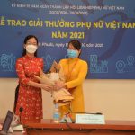 Chị Lê Thị Thương được trao giải thưởng Phụ nữ Việt Nam năm 2021