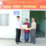 Khối thi đua Tây Nguyên trao nhà tình thương cho công nhân Cao su Sa Thầy
