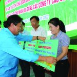 Công đoàn Cao su VN thăm và tặng quà các đơn vị Campuchia, Lào