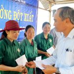 Cao su Bình Long khen thưởng đột xuất cho người lao động