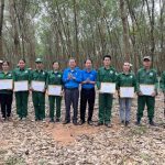 Công đoàn Cao su Sa Thầy thăm hỏi và trao thưởng người lao động