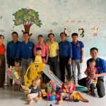 Đoàn Thanh niên Cao su Sa Thầy tặng quà các cháu thiếu nhi trong Tháng Thanh niên