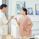 Chồng tránh mặt ba, khục khặc với vợ