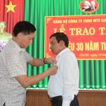 Cao su Chư Sê trao huy hiệu 30 năm tuổi Đảng cho đồng chí Nguyễn Thanh Tuyên
